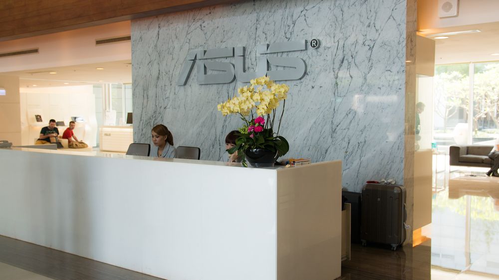 Lobbyen i Asus' hovedkvarter er lys, åpen og luftig, og det er stadig noen som kommer og går.