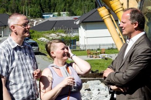 Jens og Jytte Dein føler seg heldige som får være med på et nytt boligkonsept. Ketil Solvik-Olsen følger prosjektet nøye.