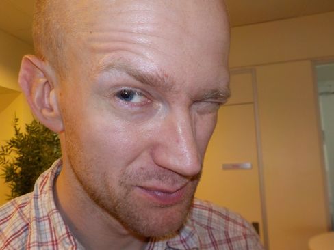 Hardwares Rolf Wegner blir midlertidig blendet av blitsen.