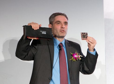 David Cummings, sjef for AMDs avdeling for profesjonelle grafikkløsninger, viser frem det nylig lanserte FirePro S9150.