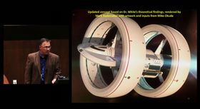 NASA-ingeniør Harold «Sonny» White diskuterer skisser som viser hvordan et "overlysskip" kan se ut.