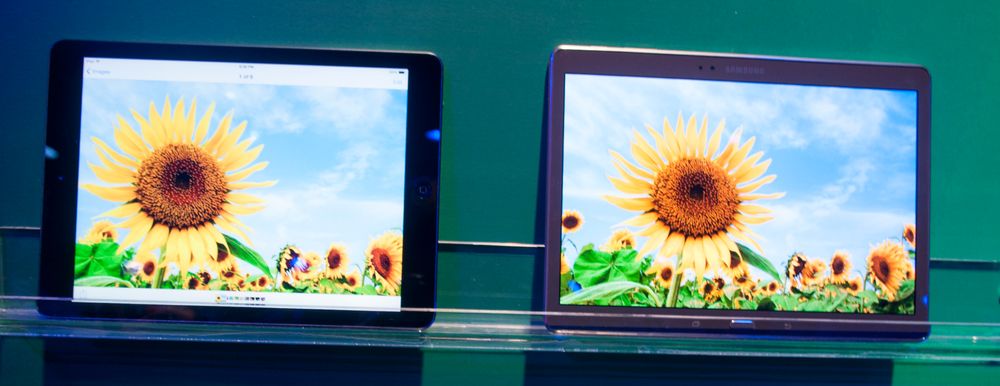 Samsung viste frem Galaxy Tab S sammen med Apples iPad Air, for å demonstrere forskjellen i fargegjengivelse. Den var tidvis svært tydelig, men også notorisk vanskelig å gjengi på bilder.