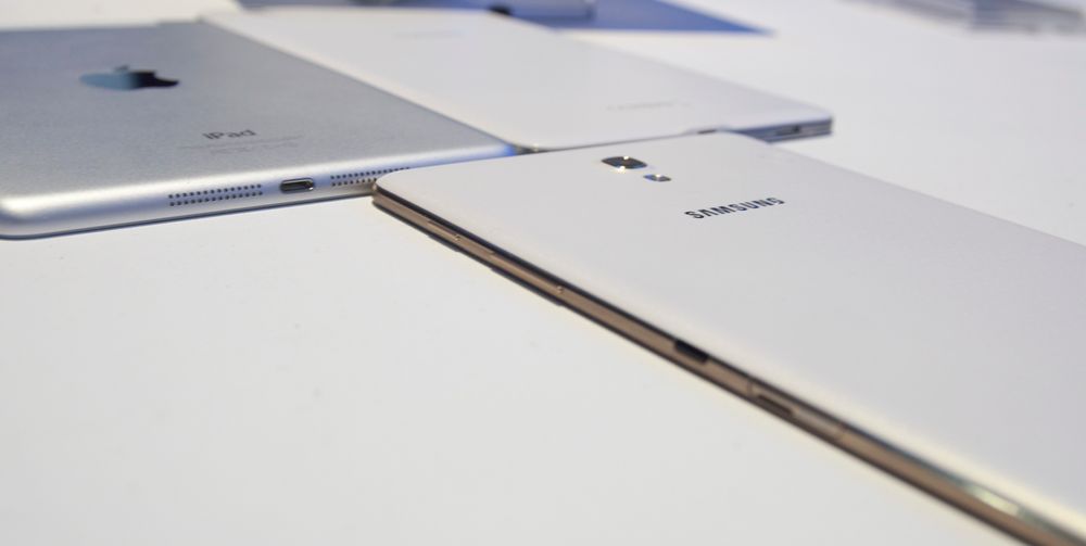 Apples iPad Mini øverst til venstre, Samsung Galaxy TabPRO 8.4 øverst til høyre og Galaxy Tab S 8.4 nederst.