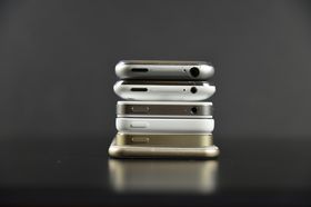 Alle iPhone-modellene lagt oppå hverandre. Det er tydelig hva som er forskjellig på iPhone 6 – av/på-knappen er flyttet til siden.