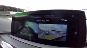 GoPro-bildet vises på bilens egen skjerm.