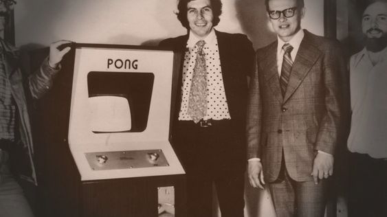 F.v.: Fred Marincic, Nolan Bushnell, Ted Dabney og Allan Alcorn med den første Pong-maskinen. (Arkivbilde).
