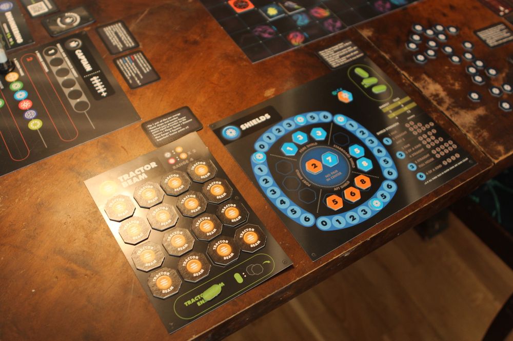 Enkelte offiserer styrer flere stasjoner. I dette tilfellet har samme offiser ansvar for både Tractor Beam (til venstre) og skjold.