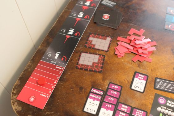 Våpenstasjonen er todelt, først må torpedoer lades ved å putte Tetris-brikker i rutefelt. Deretter skal torpedoer skytes ved å knipse en trebrikke nedover en pappplate.