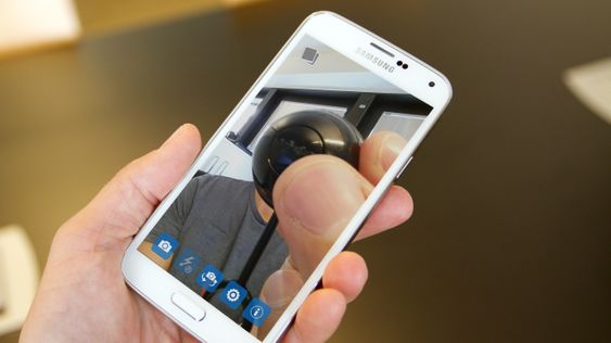 Selfie av selfie-fjernutløseren ShutterBall.