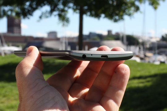 Til tross for kjempeskjermen føles LG G3 relativt kompakt i hånden.