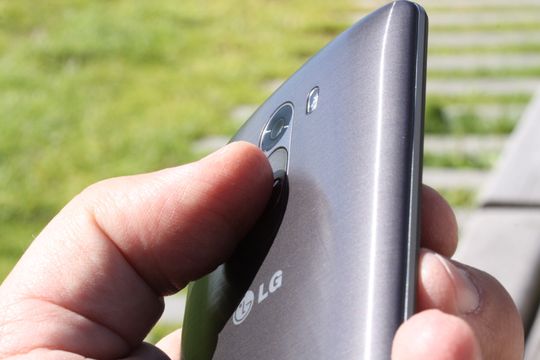Som i flere andre modeller har LG plassert alle de fysiske tastene på baksiden av telefonen. Liker du ikke plasseringen har de uansett gjort det enkelt for deg å bruke telefonen utelukkende via skjermen.