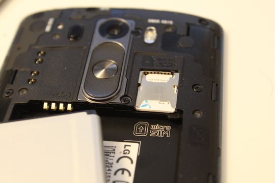 Denne gangen har LGs toppmodell utskiftbart batteri, og plass for minnekort.