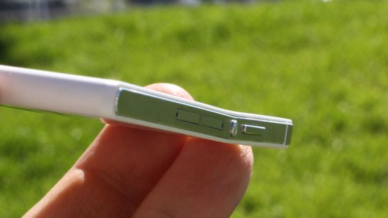 Sannelig klarte vi å bøye hele telefonen. Men det var bare å bøye den tilbake.