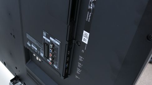 De analoge tilkoblingne er uheldig plassert med tanke på å henge TV-en på veggen. .