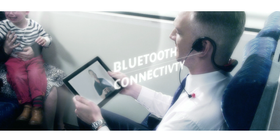 Headbones er tilkoblet via bluetooth.