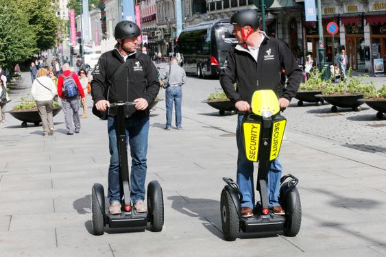 Styreleder René Jacobsen og daglig leder Aaage Bjørge i Bjørge & Jacobsen AS demonstrerer Segway. Tohjulingen er tillat i bruk i Norge fra idag. 1. juli.