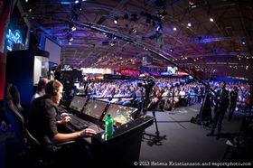 Det kan være du som sitter i kommentatorstolen på våre kommende arrangementer i Norge. Dette bildet er hentet fra en StarCraft II-turnering ESL arrangerte i Köln i august i fjor.