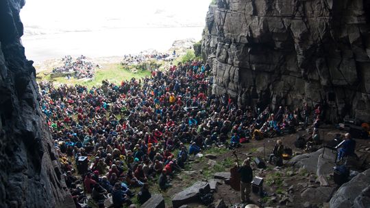 Moddi fyller opp Kirkehelleren på Sanna under Træna-festivalen 2010. .