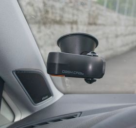 I nyere små og mellomstore biler er ofte rutene strukket langt bakover. Det gjør at ting som skal festes i ruta må være relativt kompakte for å passe inn. Dash Crab FX er i grenseland til å være for stor for siste generasjon Golf.