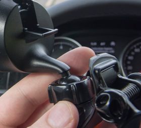 En av årsakene til at Dash Crab FX tar opp mer plass enn vi liker, er at kloen må stå sidelengs for å holde en mobil rett opp og ned. I tillegg har produsenten valgt å begrense vinkelen kulehodet kan stå i, slik at plasseringsmulighetene blir færre.