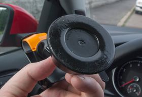 Holderen har sugekopp som sitter ved hjelp av klebrig gele. Det gjør at den sitter svært godt når du først henger den opp. Men, vær forsiktig - materialet suger til seg alt av støv og skitt.