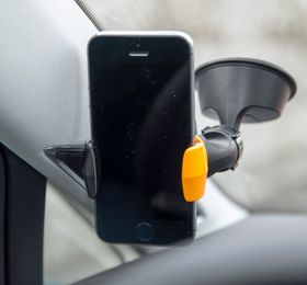 Vi må plassere sugekoppen ganske langt inn på ruten for å få telefonen til å gå i flukt med sidestolpen. Andre holdere har festeanordningen rett bak mobiltelefonen.