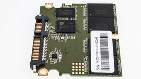 Corsair har valgt en Silicon Motion-kontroller og minne fra Intel Micron. 256 MB DRAM hurtigminne fra Nanya er også på plass.