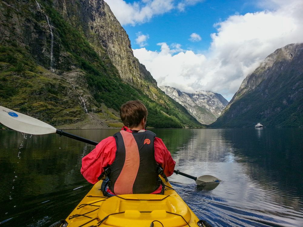 Padletur i Nærøyfjorden ble fotografert av Arsalan Portazedi fra Voss.