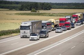 Lastebilen er allerede testet ut i trafikken, og teknologien skal etter sigende fungere som planlagt.