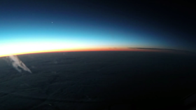 Videoen viser en vakker solnedgang med planeten Venus synlig på venstre side.