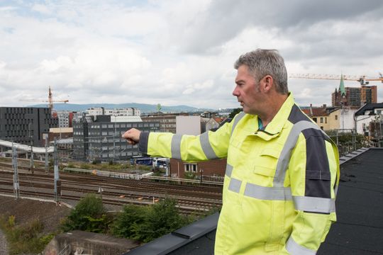 Guttorm Moss, banesjef for Oslo-området i Jernbaneverket, skuer utover Oslo Sentralstasjon. Området er det mest aktive i hele landet.