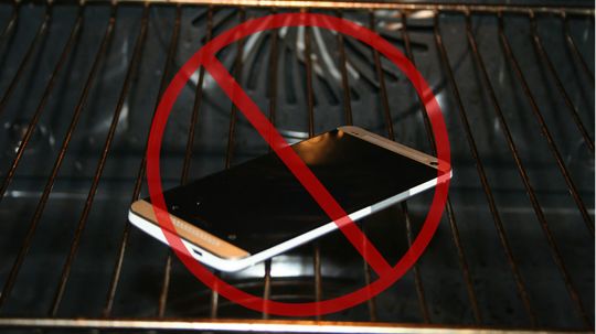 Det er en dårlig idé å tørke mobilen i stekeovnen. Sjansen for å ødelegge komponentene er høy.