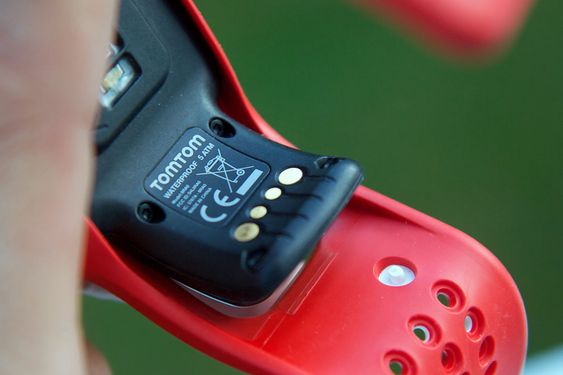 Ladekontakten er vanntett, og krever spesialdokkingen fra TomTom. Mister du den, har du et problem.