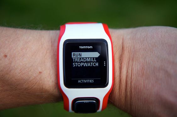 TomTom Runner Cardio måler pulsen gjennom håndleddet.