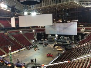 Tre gigantiske skjermer går opp i KeyArena.