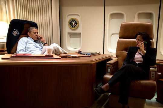 Obama i en usikret samtale sammen med en medarbeider. .