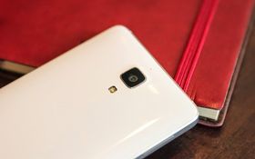 Baksiden minner en del om for eksempel Samsung Galaxy S4.