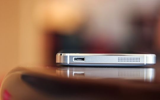 Det er slett ikke vanskelig å se at Xiaomi har vært en smule inspirert av Apple i sin utforming av Mi 4. Både antennebåndene, hullene nederst og den svakt skrånende metallkanten inn mot skjermen er nærmest blitt en merkevare i Apples nye telefoner, og finnes også her.