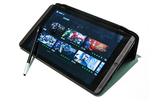 En egenutviklet Shield Hub fungerer som kombinert spillbibliotek og butikk, og gir tilgang til alle Shield Tablet sine særegenheter. Dette kommer selvssagt i tillegg til, og ikke i stedet for, det vanlige Android-grensesnittet.