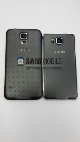 Baksiden av det Sammobile kaller Galaxy Alpha (til høyre), med Galaxy S5 ved siden av som sammenligning.
