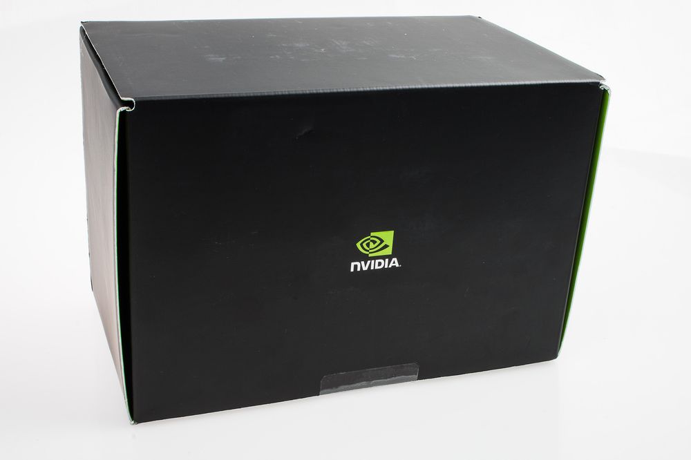 Vi mistenkte at denne anonyme boksen, uten noen markeringer bortsett fra Nvidias logo, inneholdt vårt Shield Tablet – men sikre var vi ikke.