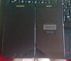 Også fra XperiaBlog.net. Sony Xperia Z3 ved siden av en Samsung Galaxy Note. Dette er med andre ord ingen liten telefon.