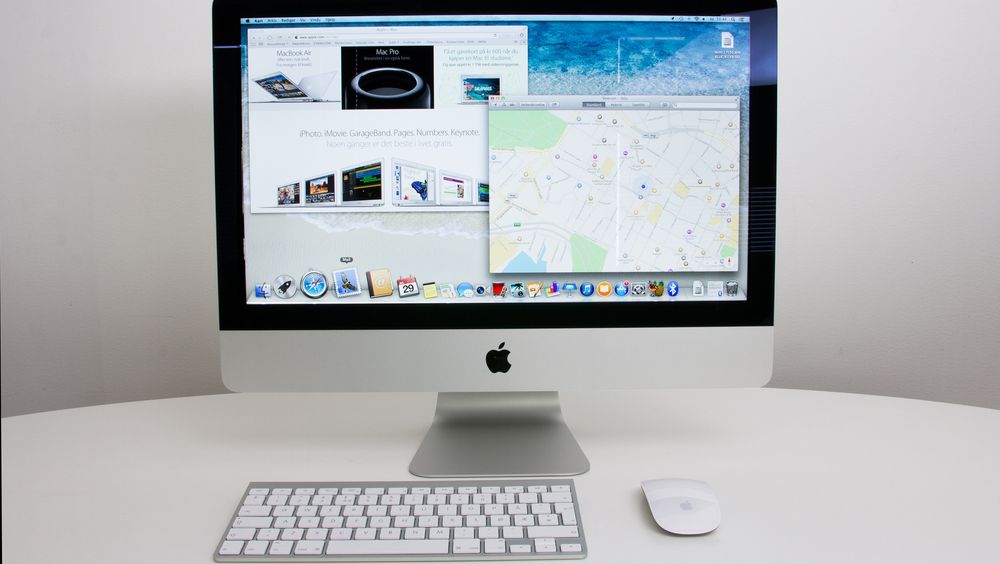 iMac med medfølgende tastatur og Magic Mouse.
