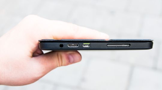 Lyd, mini-HDMI og micro-USB er de eneste kontaktene på nettbrettet; som du finner på den ene kortsiden ved siden av et basshull. Her er de alltid tilgjengelige, selv når foten er slått ut.