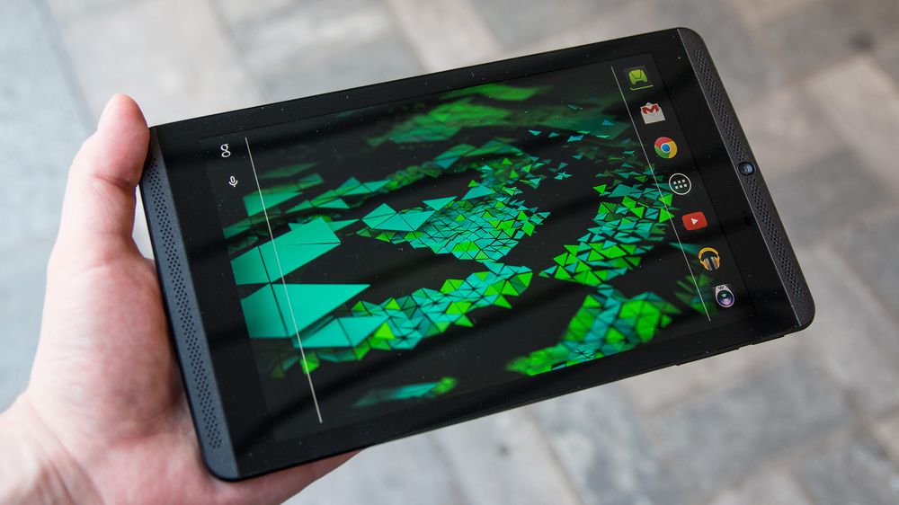 Det er i alle fall ikke vanskelig å holde Nvidia Shield Tablet.