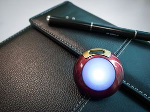 Qblinks kan lyse i en rekke forskjellige farger, basert på meldinger og varsler fra smarttelefonen din.