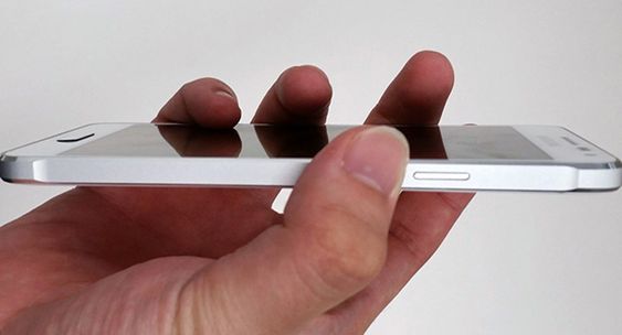 Dette bildet viser muligens Samsung Galaxy Alpha, en ryktetelefon som enkelte vil ha det til at kommer i september. Om den dukker opp før IFA er ukjent.