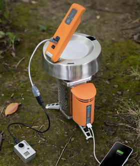 Kombinert med BioLites egen CampStove – som også kan brukes til å lade duppeditter med – skal KettleCharge visstnok være helt perfekt. Dessuten utnytter CampStove ved eller kvister til å fyre med, og du er dermed også en smule mer miljøvennlig enn du ellers ville vært.