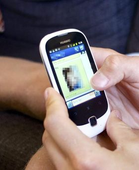 AVKLEDD: På lånetelefonen fra Elkjøp fant Hauk Are Fjeld et nakenbilde av en voksen mann.