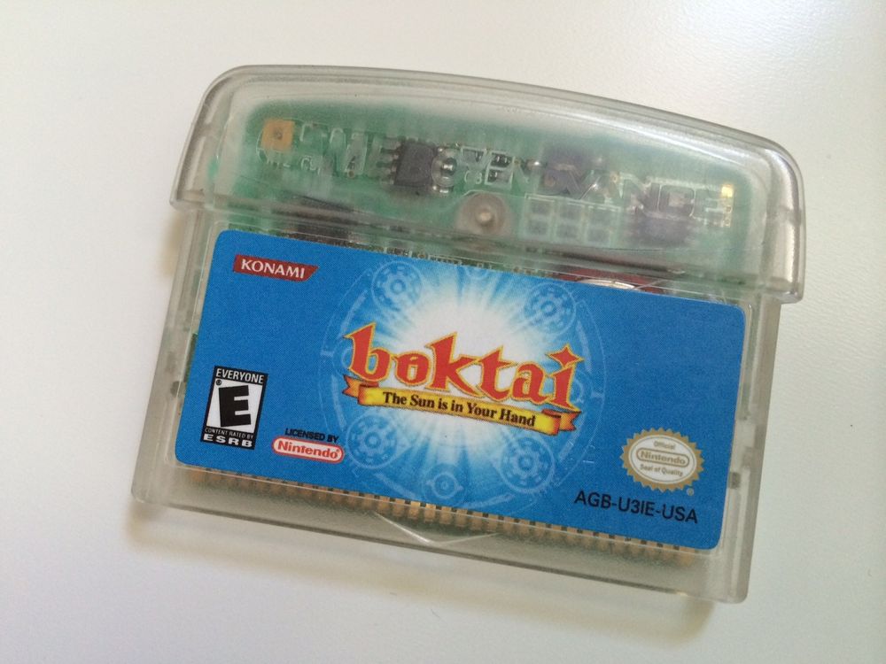 Spillkassetten til Boktai stikker ut over toppen til din Game Boy slik at sensoren kan fange opp sollys.